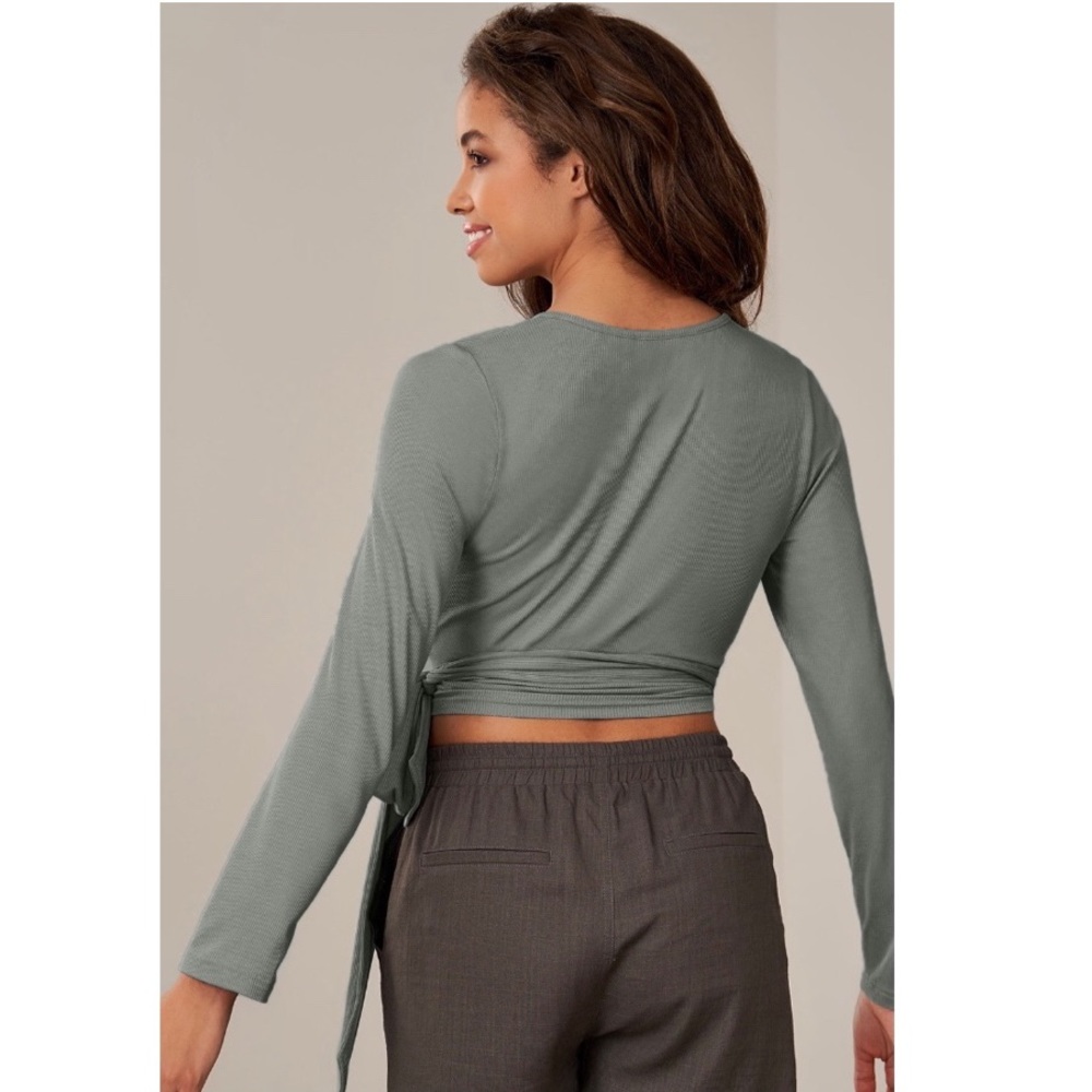 NEW| Women’s Soft Gray Long Sleeve Cropped Top - Picture 3 of 4